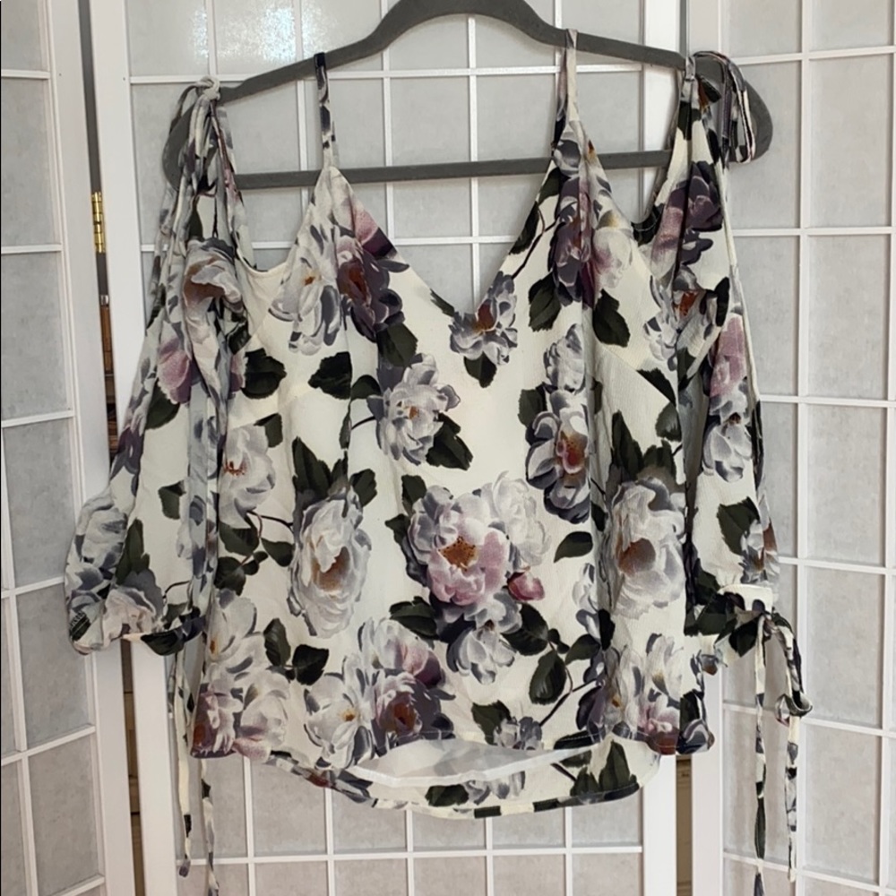 FLORAL TOP WITH SLIT LONG SLEEVES